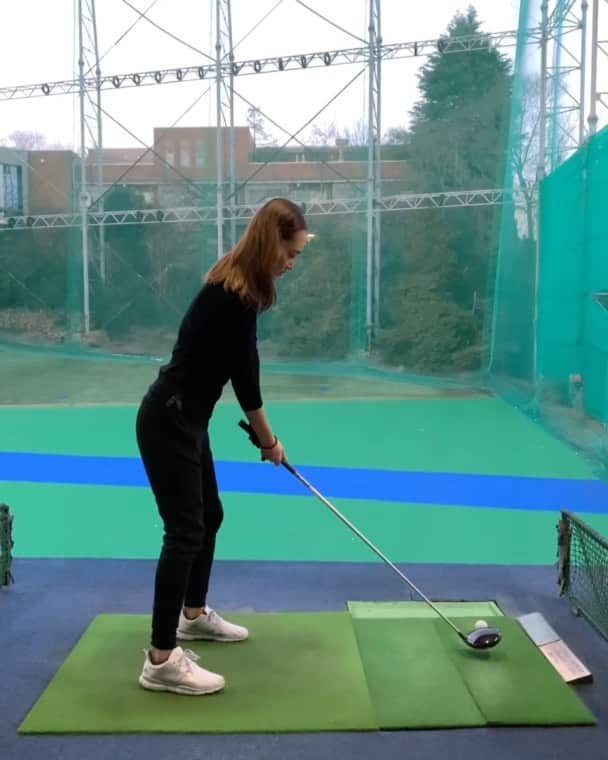 夏美のインスタグラム：「最後の目黒ゴルフ練習場かな〜❗️🏌️‍♀️⛳️ #ゴルフ　 #ゴルフスイング　 #ドローボール　 #ドライバー　 #ゴルフ女子　 #golf  #golfswing  #tokyo  #meguro」