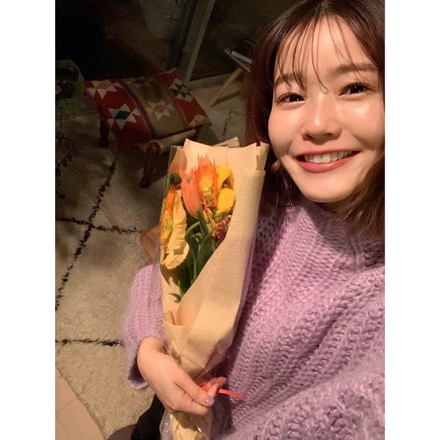 猪鼻ちひろさんのインスタグラム写真 - (猪鼻ちひろInstagram)「🌷🌼 なんて優しくてあったかい夫婦なんだろう、 と幸せな気持ちになった日。 本当にありがとう🌷🌼 なんて可愛いの〜気分にぴったりだよ〜！ #あっという間に日が暮れました #ケーキ買ってきてくれる旦那さん #二軒もハシゴして美味しいケーキを…！ #どこまでも優しいなぁ〜 #黄色いチューリップ #ゆりえにぴったり #お花の交換会みたいになっちゃった」3月4日 19時08分 - inohanachihiro
