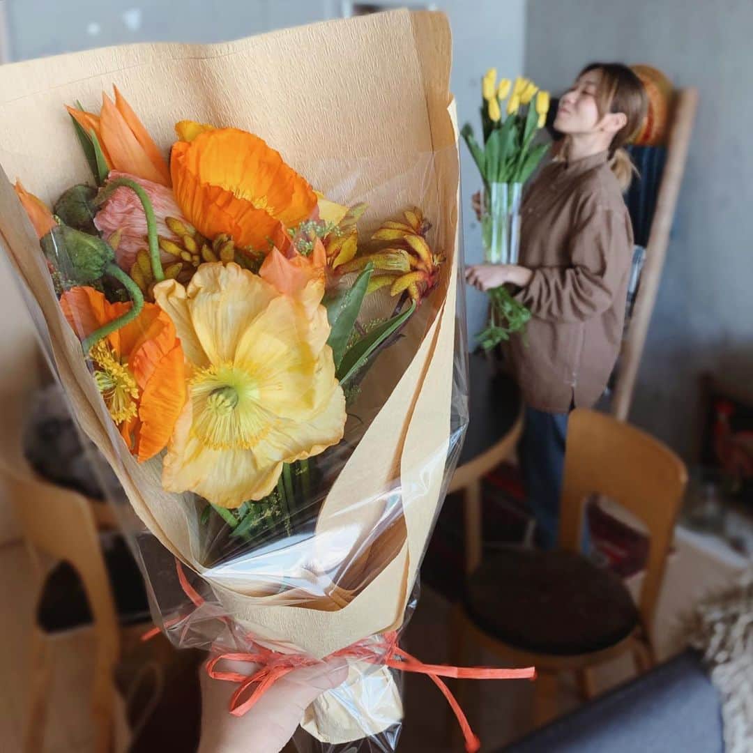 猪鼻ちひろのインスタグラム：「🌷🌼 なんて優しくてあったかい夫婦なんだろう、 と幸せな気持ちになった日。 本当にありがとう🌷🌼 なんて可愛いの〜気分にぴったりだよ〜！ #あっという間に日が暮れました #ケーキ買ってきてくれる旦那さん #二軒もハシゴして美味しいケーキを…！ #どこまでも優しいなぁ〜 #黄色いチューリップ #ゆりえにぴったり #お花の交換会みたいになっちゃった」