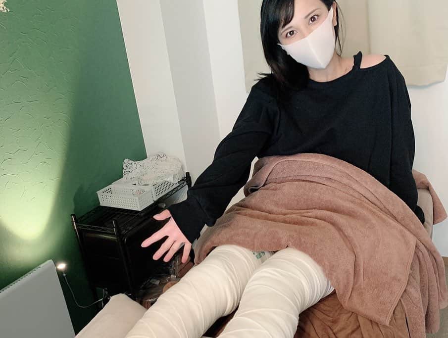 七尾カンナさんのインスタグラム写真 - (七尾カンナInstagram)「. . 白金高輪のうたた寝サロンこもれ陽の森(@komorebinomori_utatane )さんにお邪魔させていただきました！ . 施術をして下さった下田さんは理学療法士の国家資格を持たれている方で、理学療法士としての知識の元施術をして下さったので、本当にむくみが取れてすっきりしました😳✨ . 最初にアロママッサージをしていただいたあとに、3枚目と4枚目の写真の感じで足に包帯ぐるぐる巻いて軽い筋トレもしました！ 人生でこんなに包帯ぐるぐるなったの初めてです！笑 全治3ヶ月！笑 . 今回はメディカルダイエットドレナージュというメニューをやっていただいたんやけど、他にもヘッドスパやフェイシャル、普通のアロマエステもやられてるみたいなので、興味がある方はぜひ😆💕 みんなも包帯ぐるぐるなってみて！笑 . あとこもれ陽の森さんのアプリもあるみたい😌！ アプリのインストール時点で1000pt (1000円off相当) も付いてきてお得だから、インストールもぜひ😆🌟 . またぜひお邪魔したいです！ 丁寧な施術と楽しいお喋り、素敵な時間をありがとうございました😊💕 . . . . . #うたた寝サロンこもれ陽の森  #白金高輪 #むくみ解消 #理学療法士 #脚やせ #痩身エステ #うたた寝 #ダイエット #アロマ #フォローミー」3月4日 19時03分 - nanao_kanna