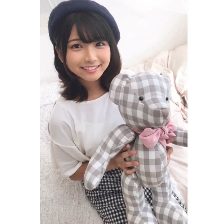 山本ゆうかのインスタグラム：「過去を語るのは成長が止まった証 . . . 私はこの言葉を大切に生きています。 . . . …ですが……今日は言わせてください。 . . . 昔の私痩せてんなぁ〜〜〜！！！！ 大学四年生の時です…何キロだよ！！！ 太ももの隙間見て！！！！やべえ！ . . . 実は最近ダイエットを辞めまして 仕事中も家でもずーーーーっとお菓子を食べています。 だから、この時の自分が羨ましくなるのです…… . . 今まではお菓子食べたくても、太るからと我慢していたのですが…… もう辞めました………( ˘ω˘ )ふっ… . . 私は甘いもの、特にチョコレートが大好きで ここ最近は、1日板チョコ1枚消費という生活を送っています。 我慢せずに好きなものを食べられる…本当に幸せです…… . . 「でもこんなにチョコレート食べてたらいっぱいニキビ出来ちゃうなあ〜😊😊😊でもチョコうめぇ〜😊😊😊」 と思っていたら、何とチョコレートを毎日食べている方が肌荒れが治ったのです。 驚き桃の木山椒の木です。 . . 私は、基本的にストレスを感じない、嫌味には気付かないというハッピー野郎なので 肌荒れしてるのは、会社のエアコンで乾燥しているせいだと思い込んでいましたが . チョコレートを食べられないのが辛い。 という、なんとも小さい子どものような理由でストレスを感じ そこから肌荒れを起こしていたのかもしれません。うける。 . . . 御察しの通り、こんな生活を続けているせいで 着実に顔が丸くなってきているのですが デブになるか、肌荒れ女になるのか どちらを取るか、究極の選択に迫られています。 . . . #portrait #ポートレート #ポートレートモデル  #関西サロモ #撮影モデル #ビジョビ #被写体 #神戸サロン #フリーモデル #lovers_nippon  #黒髪  #インフルエンサー #儚くて何処か愛おしい様な  #ポートレートしま専科  #ガールズフォト#portraitphotography #good_portraits_world  #韓国ファッション #instagood #instaportrait #portraitmodel #셀피 #데일리메이크업 #옷스타그램 #오오티디 #女子大生 #good_portraits_japan #日本的 #agnesb #ベレー帽」