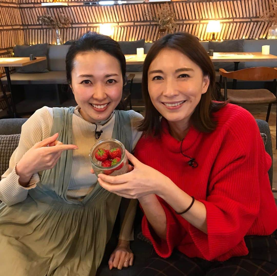 徳重杏奈のインスタグラム：「🍓﻿ 久美子さんとロケでした！﻿ ﻿ 二人合わせていちご色コンビで﻿ いちごをもりもり食べました💚❤️﻿ ﻿ ﻿ そう、あの企画です！﻿ ﻿ 来週の #ハヤリモン で放送予定です☺️﻿ ﻿ 久美子さんはあすの #ドデスカ も✨﻿ ﻿ ﻿ ﻿ #小椋久美子 さん #オリンピアン #お得重杏奈 #メガネ女子 #いちご #名古屋 #メーテレ #アナウンサー #徳重杏奈」