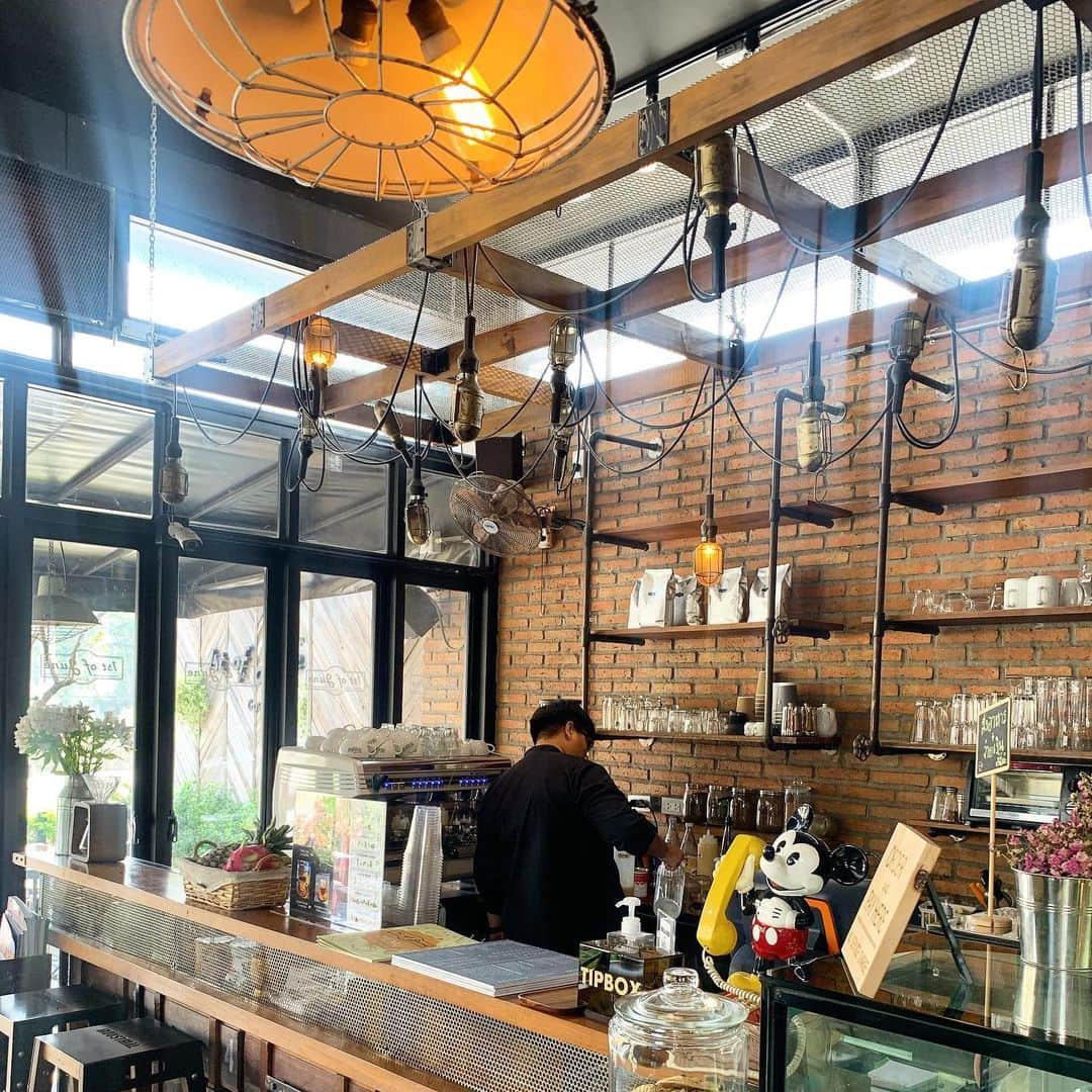 瀬戸晴加さんのインスタグラム写真 - (瀬戸晴加Instagram)「一昨日フラッと寄ったカフェの入り口がオシャレだったのでパシャリ📷 たまたまThe CAMPのカフェも近所のカフェもお休みだったので、散策しながら見つけたお店☕️チェンマイはここみたいにインダストリアルな雰囲気のカフェがとても多いです。写真映え🤳🥰 #thailand #chiangmai #trip#travel #thaifood #thailandtravel #chiangmaicafe #chiangmaifood #タイ#チェンマイ #タイ旅行#チェンマイ旅行#海外旅行#女子#food#lunch#yummy#tasty#yummyfood#coffee#coffeetime#cafe」3月4日 19時18分 - setoharu1030
