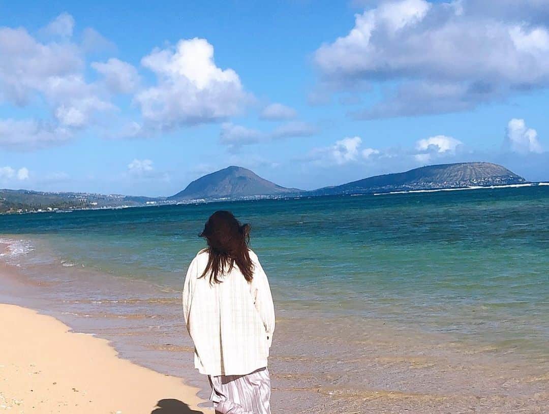 飯窪春菜のインスタグラム：「👜🌴🐚 ・ ・ プライベートでハワイに行ってきました☺️ 12月にアンジュルムを卒業したばかりの中西かななんと♡ ・ 初日の写真から載せていきますね。しばらくお付き合いください☺️ ・ 初日はハワイに到着してすぐビーチに行きました。 かななんの声もお届け🐚 ・ ・ ・ #hawaii  #旅行  #何してんのはるなん　 #かななん  #はるなの毎日  #飯窪ってる」