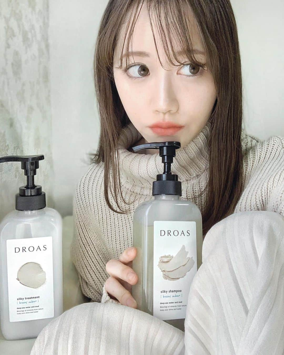 佐藤瀬奈さんのインスタグラム写真 - (佐藤瀬奈Instagram)「使い始めた @droas_official のクレイシャンプーがめちゃくちゃ良い♡ とにかく髪の毛がさらさらになる😳！！ 泥の成分で頭皮の汚れもすっきりする感じ🤤✨⠀ ⠀  産後なかなか美容院に行けなくてセルフカラーだったから傷みが激しかったのに、こんなにさらさらになってほんと嬉しい😭🙏⠀ ⠀ パッケージもおしゃれで使うたびテンション上がる〜🥰これで900円はコスパ良すぎる♡⠀ ⠀ ECで完売していたみたいだけど、在庫回復して今は買えるみたいです✨ ・ ・ ・ #DROAS#ドロアス#クレイシャンプー#さらさら#シルク髪#プチプラ#PR#シャンプー#ヘアケア#ヘアケア用品#美容#おすすめコスメ#beauty#japanesegirl」3月4日 19時12分 - senapuu