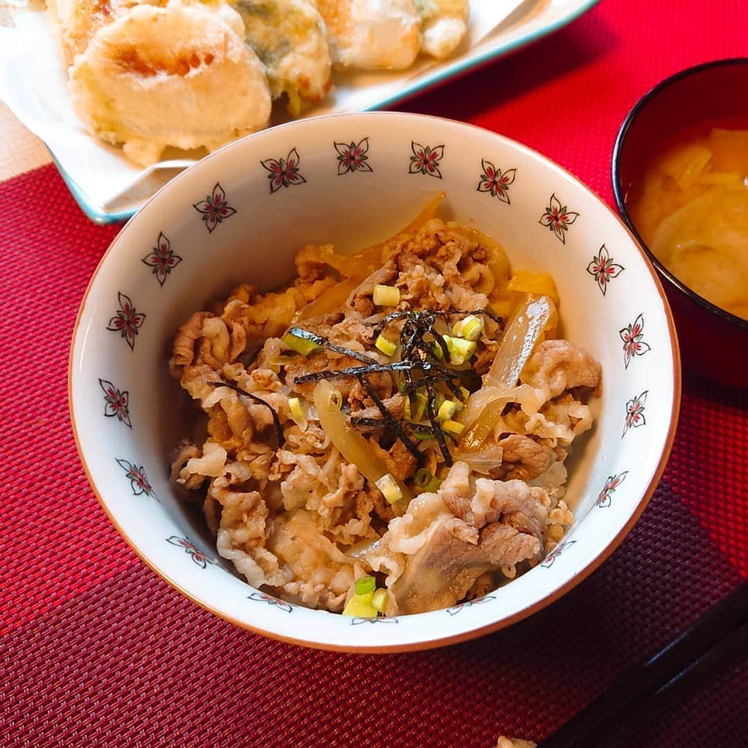 佐藤実絵子さんのインスタグラム写真 - (佐藤実絵子Instagram)「〔牛丼〕ごはんのきろく🍚🍴 * 献立は‥ 🔸牛丼 🔸かまぼこチーズの磯辺揚げ 🔸お味噌汁 * 丼って最高だよね。美味しいのに(そして男子も大好き)なのに、他のおかずがあまりなくても献立が成立するのが最高！ * 10がやる気マックスだとすると、5か6くらいの時は牛丼とか豚丼に限ります！ * さて。ファスティングは３日目に突入しました！ありがたいことに私は初日から空腹感がほんとに無くて、３日目からは楽になるときいていましたがそのまま３日目って感じです！ 体重無くなった！ってくらい身体が軽いです。明日意向どこまで変われるか楽しみだなー🧡 * * #みえこごはん #牛丼 #夕ごはん #夜ごはん #二人ごはん #ふたりごはん #おうちごはん #おうちごはんlover #しあわせごはん #家庭料理 #献立 #デリスタグラム #デリスタグラマー #クッキングラム #うつわ好き #うつわ #instafood #lovefood #instalove  #foodstagram #japanesefoods」3月4日 19時27分 - mieppp624