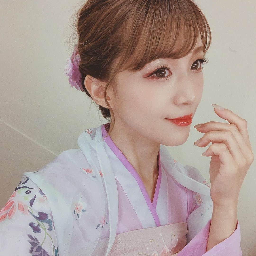 咲月美優さんのインスタグラム写真 - (咲月美優Instagram)「❤︎ . 韓服ヘアメイク🇰🇷👀💄♥️ . すっきりまとめ髪 目尻に赤っぽいアイシャドウを アクセントに入れて 仕上げてもらいました☺️💖 . . #韓服 #韓服撮影 #韓服ヘアメイク #ヘアメイク #撮影 #撮影会 #lalasweet #ポートレート #ポートレートモデル #関西モデル #被写体 #shooting #portrait #model #selfie #japanesegirl #me #asianbeauty #instagood #instalike #followme #한복 #한복스타그램 #한복머리 #모델 #일본인 #촬영 #포트레이트 #셀피 #셀스타그램 .」3月4日 19時35分 - s.miyutyyy