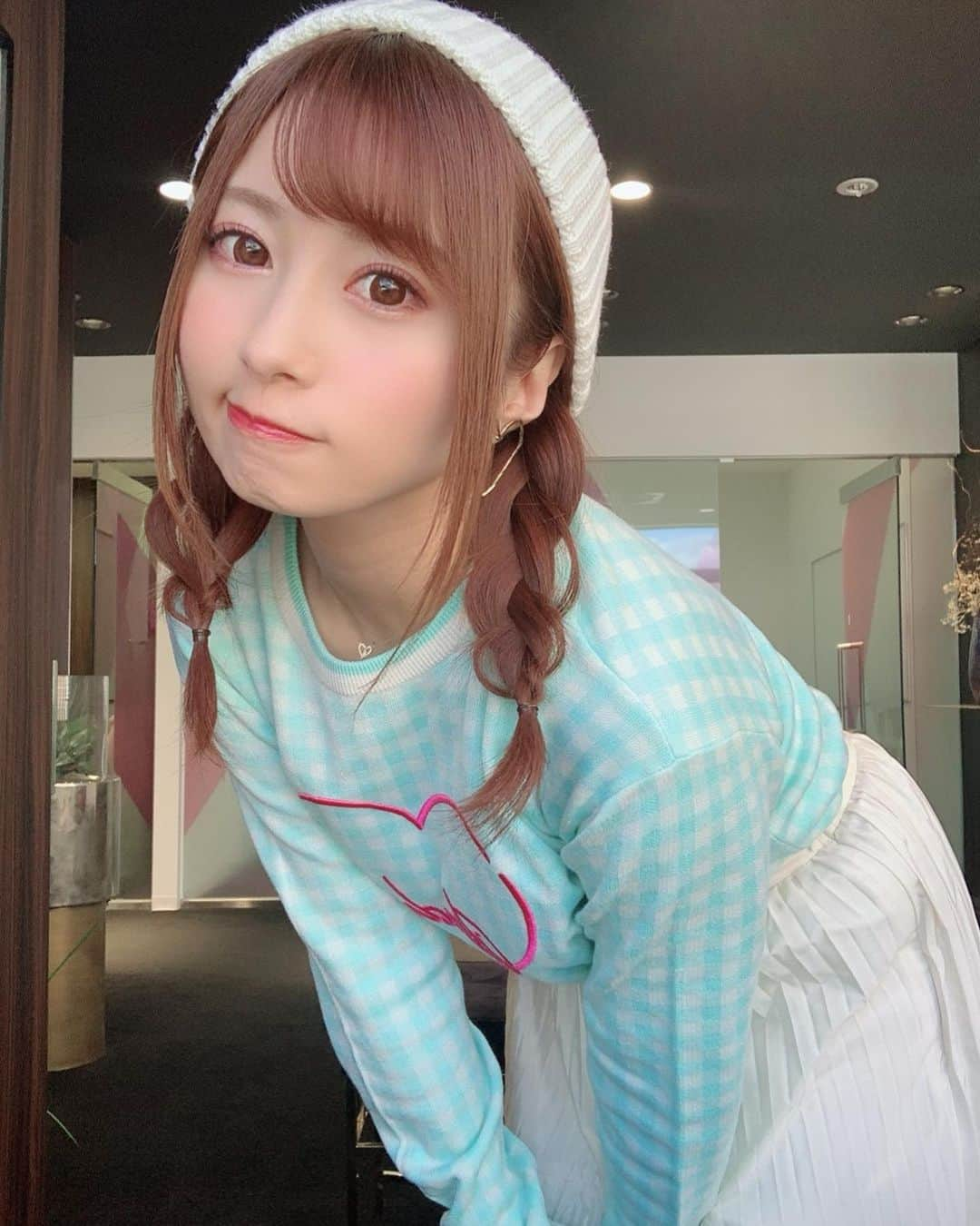 成瀬心美さんのインスタグラム写真 - (成瀬心美Instagram)「🐤 . . ごきげんよう！ 調子はいかが？ . 私は今日 4月にリリース予定の デジタル写真集の 写真セレクトをしたり . 昨日はwebラジオや打ち合わせ そしてYouTubeの撮影もしたり . 色々と動き回って 毎日楽しく頑張っているよ✌️ . . 早くみんなに会いたい。 会えなくても その時間をどうやって共有できるか . そんなことを考えて ラジオにYouTubeにって 沢山アイデアを出してる時間が 本当に幸せです。 . 今日はちょっと寒かったけど 最近春めいてきていて 関東だと15日には桜が咲くみたいだね🌸 . . とても楽しみだぁ🤤 . . テレビをつければ 不安になってしまう日々が続くけれど だからこそ 自分なりに楽しい事を 探そう！とより思えて そんな気持ちも素敵だなと思えてます。 . . 今日は念願のてりたまの発売日！ . . 毎年食べているけれど Twitterに載せたら みんなも食べて報告くれて . 離れているけど 同じものを食べて美味しいって思えて それを伝え合える今の時代って 本当にありがたいな なんて思ったり。 . . SNSが億劫だって 思ってしまうかもしれないけれど みんなが元気かどうか 確認できるだけで 最高なコンテンツだと思えています。 . . 明日は朝から収録なの！ . 収録でスタッフさんと演者さんと 大人数で食べるお昼ご飯が 毎回何よりの楽しみです。笑 . . 明日も頑張るぞー！ . . また没になった YouTubeのサムネ用写真 載せておきます。 . 楽しいと すぐ笑ってしまいます。へへ。 . . #mcdonalds #hamburger #youtube #radio #spring #てりたま」3月4日 19時28分 - coco3ndazo