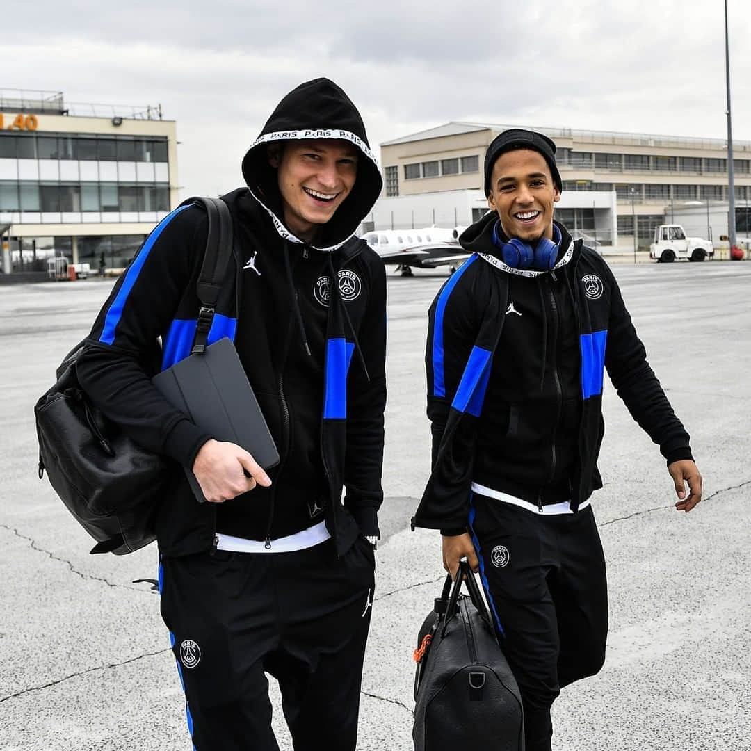 パリ・サンジェルマンFCさんのインスタグラム写真 - (パリ・サンジェルマンFCInstagram)「All smiles as we head to Lyon ✈️ Tout sourire avant d'embarquer pour #Lyon ✈️ . #OLPSG #CoupedeFrance #CDF #ParisSaintGermain #PSG #Paris #Football #AllezParis #ICICESTPARIS」3月4日 19時29分 - psg