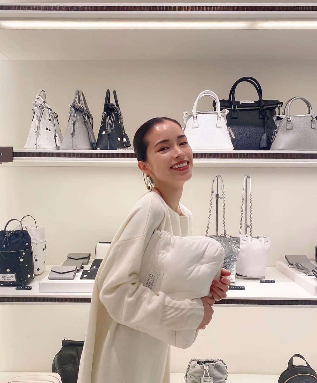 のインスタグラム：「. 私の中で日本一尊いお買い物スポットの.. 伊勢丹新宿店1階バッグ売り場!! @isetan_shinjuku_handbag こんな嬉しい場所で インタビューをして頂きました😎 . ラグジュアリーブランド物のバッグは やっぱりお買い物の中で一番テンション上がる。 し、吟味したいもの。 ここは沢山のブランドが一緒に 並んでいるので 実際に見ながらも見比べやすいので 本当に大好き！ . @isetan_shinjuku_handbag ↑ここでも 新作バッグ情報が盛り沢山なので バッグ好きには是非おすすめしたいアカウント。 . インタビュー嬉しかった😎 ストーリーにURL載せておきます😎 . #BAGNISTA #ISETAN #isetan #新宿伊勢丹 #pr」