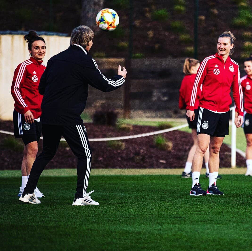 Lina Magullのインスタグラム：「🇩🇪😊☀️ >>> Testspiel heute gegen Schweden 🇸🇪 <<< #dfb #team #algarvecup #portugal #thecampus」