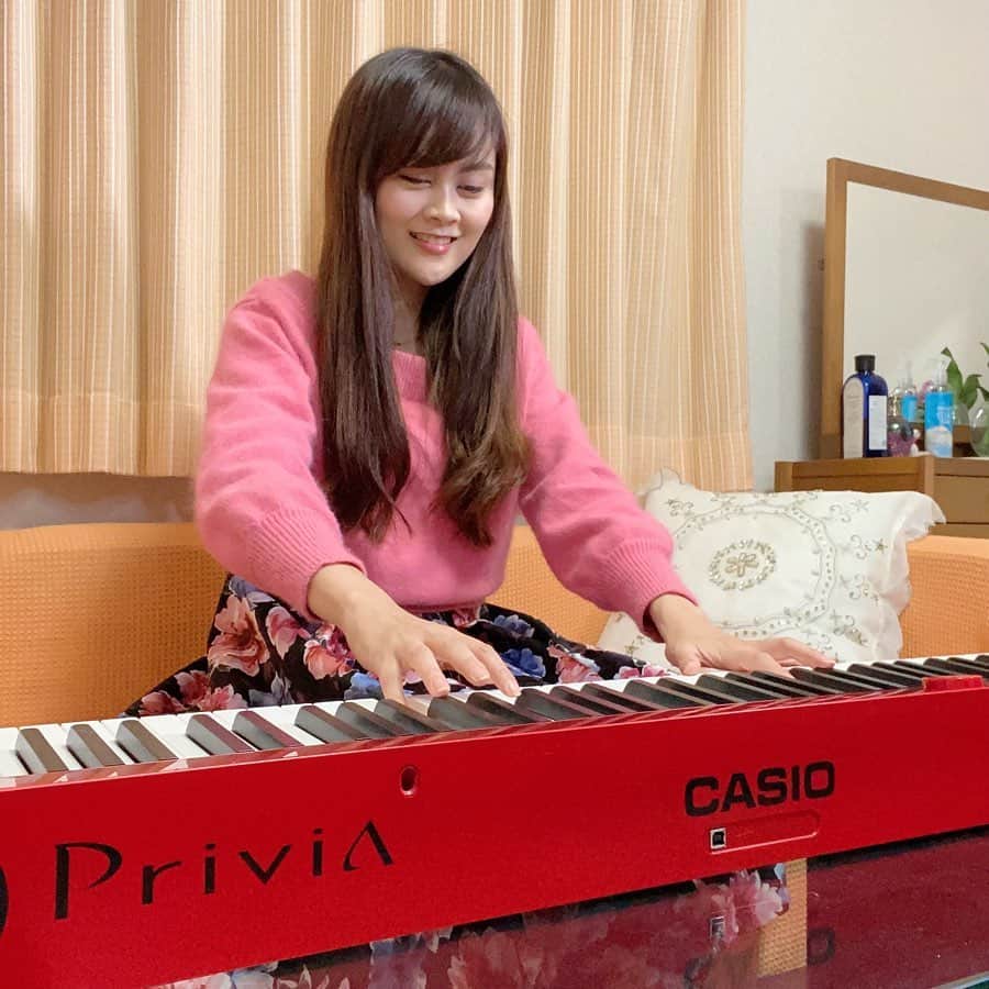 野本愛さんのインスタグラム写真 - (野本愛Instagram)「私のストレス解消の一つがピアノ💕 . 子供の頃は10年くらい習ってたの😃❣️ . 今使ってるCASIOのPrivia（@casio_music_japan）は ローテーブルに置いても使えるから便利😍💕 . 見た目も赤でお洒落でお気に入り😃❣️ . しかも、ピアノのタッチが グランドピアノみたいにしっかりしていて、 滑りにくいから弾きやすいし、 音も綺麗でハイクオリティなんだよね😍💕 . Bluetoothオーディオでスピーカーとしても 使えちゃうよ✨✨ . 今弾き語りも練習中😘 ピアノ楽しい〜♫ . #Privia #CASIO #カシオ #デジタルピアノ #電子ピアノ  #音楽のある生活 #弾いてみた #ストリートピアノ #ピアノ #インテリア  #PR」3月4日 19時48分 - himemode
