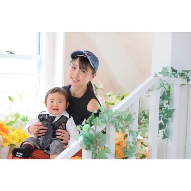 のインスタグラム：「「神さま、病気も怪我もしない鉄の身体が欲しいです🙏💫」 ・ 先週から、風邪なのか花粉症デビューなのかの症状でずっと体調良くなくて、 日曜の夜から更に体調悪化💀 なんか息苦しくて夜もあんまり寝れず朝に…。 熱はないけど体調優れんから、ユウシンの朝ごはん準備だけしてパパに食べさせてもらう。 その間横になって、ゴハン後に病院行く。 急に熱があがる、顔は熱いのに身体は寒くてたまらん。 頭痛い、喉が痛い、全身が痛い…ツラい。 ・ 病院だと、逆に色んな菌もらうと困るから、1人でタクシーで行くよって言うてはみたものの、 この状態で1人は確実にムリだった。 ・ パパがユウシンを抱っこ紐して、タクシーで病院へ。 病院でもっかい熱計ったら、39度以上ある。 説明聞くのもツラい、検査であちこち回るのもツラい、待ち時間が1番ツラい。 座るのさえツラくて、待ち時間はずっと横になってひたすら我慢。 ・ コロナの影響もあって、病院は混み混み。 病院に付き合わせてごめんねって思いながらも、ツラすぎて、ユウシンを抱っこさえ出来ん自分が情けなくて不甲斐なくて泣きたくなる。 ・ インフル検査・血液検査・レントゲンの結果、ただのウイルス性の風邪😷 え？風邪でこんなに熱出た事ないし、こんなにツラいの初めて。 自分のツラさ的には絶対インフルだと思った。 ・ お医者さんに、 「きっとお子さんから移ったんですね。」って言われた。 まぁ、そりゃ移るよね💦 ・ コロナの影響で、たまたま月曜火曜が在宅ワークだったから、 パパが仕事しながら全部家事と育児してくれてホントにホントに助かったけど、 これがパパがツアーとか行ってて絶対帰って来れんくて1人だったらって考えたら…もぅ怖くてたまらん。 年末の胃腸炎といい、今回といい、頼れて万能な旦那様には感謝しかないです。 ・ ユウシンはまだ喋れんから、「大丈夫？」とか言えんけど、空気で察したみたいで、 私が近づいたら、この小さい身体でギュッてしてくれた😭❤️ その後、静かに甘えてた。 泣きそうになった😭❤️ 寝込んでて久しぶりにリビング行ったら、私の顔見て嬉しそうに笑ってくれた顔が嬉し過ぎて😭❤️ この大切な家族の為に、いつも健康で笑顔でいたいって心から思いました。 まぁ、今回はユウシンにうつされた風邪じゃけどね❗️😅ww ・ 世のママ達、同じような経験あるよねきっと。 「母は強し」 そうなるし、そうならざるをえない。 私はまだまだ弱いなぁ。。 早く元気回復して、みんなでお散歩したいです👪💕 ・ ・ #インフル じゃなかった #風邪 #高熱 #つらい #🏥 #健康第一 #それだけでいい #パパに感謝 #家族に感謝 #birthdayphoto #ママと息子 #baby #boy #👶🏻 #happy #smile  #宝物 #mylove #iloveyou #愛してる」