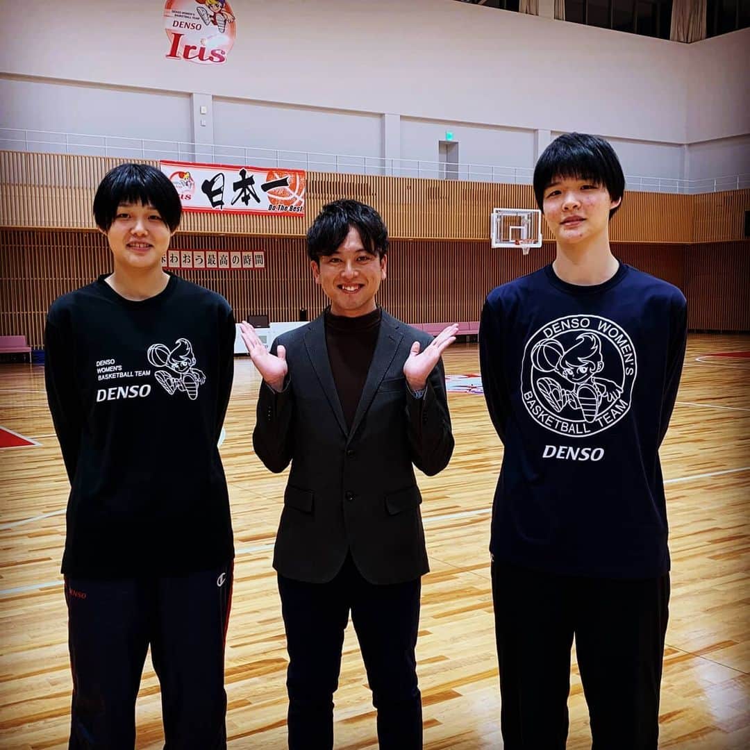 飯田嘉太のインスタグラム：「今日は女子バスケットボールの取材で 愛知県のデンソーアイリスへ🏀 ･ ･ 姉妹で東京オリンピック代表入りを目指す 赤穂さくら選手＆ひまわり選手を取材させて頂きました🎤 ･ ･ ②人とも184㌢と背が高い…モデルさんみたいでした😲 ･ ･ 放送日はまた決まりましたらお伝えします☺  #バスケットボール #basketball #Wリーグ #デンソーアイリス #味わおう最高の時間 #denso #女子バスケ #赤穂姉妹 #赤穂さくら 選手 #赤穂ひまわり 選手 #石川 #七尾 #石川テレビ #石川さん #livenewsit #イイダスポーツ #アナウンサー #announcer #飯田嘉太」