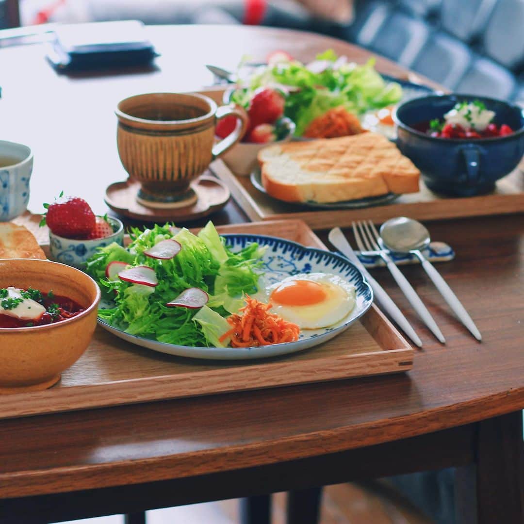 Kaori from Japanese Kitchenさんのインスタグラム写真 - (Kaori from Japanese KitchenInstagram)「用途の幅を超えて活躍してくれる器達。いちごの器はおちょこです。 ・ こんばんは。 こないだの朝ごはんの写真で失礼します。 ビーツの美味しい食べ方案を募集した時に ポテサラと同じくらい意見が多かったのがボルシチ。 ということで見よう見まねで初挑戦。 ブイヨンもコンソメも使わず簡単に作れました。 サワークリームを入れた瞬間から味が締まって感動… あと1個ビーツあるからリピートしよっと。 今日の薬膳走り書きはビーツ。 ・ ふと見た食卓の光景がいい感じだったので 色々と写真に収めちゃいました。 真俯瞰よりも臨場感あっていいな。 机に夫の財布が置いてあってすみません笑 器の感じとか伝われば嬉しいです☺️ ごちそうさまでした。 ・ 【おしながき】 @yorkys_brunch の食パン ボルシチ レタスとラディッシュのサラダ 目玉焼き #リアルオーガニック卵 ツナのにんじんしりしり とちおとめ ・ Hi from Tokyo! Here's breakfast:Toast, borscht, lettuce  and radish salad, sunny side up egg, stir-fried carrot and tuna, and strawberries. ・ ・ 2020.03.04 Wed ・ ・ #japanesemeal #japanesefood #breakfast #朝ごはん #おうちごはん #早餐 #아침밥 #薬膳 #うつわ #和食器 #自炊 #小澤基晴 #フーディーテーブル #佐藤もも子 #たなかふみえ #朝ごパン #クチポール #cutipol」3月4日 19時59分 - coco_kontasu