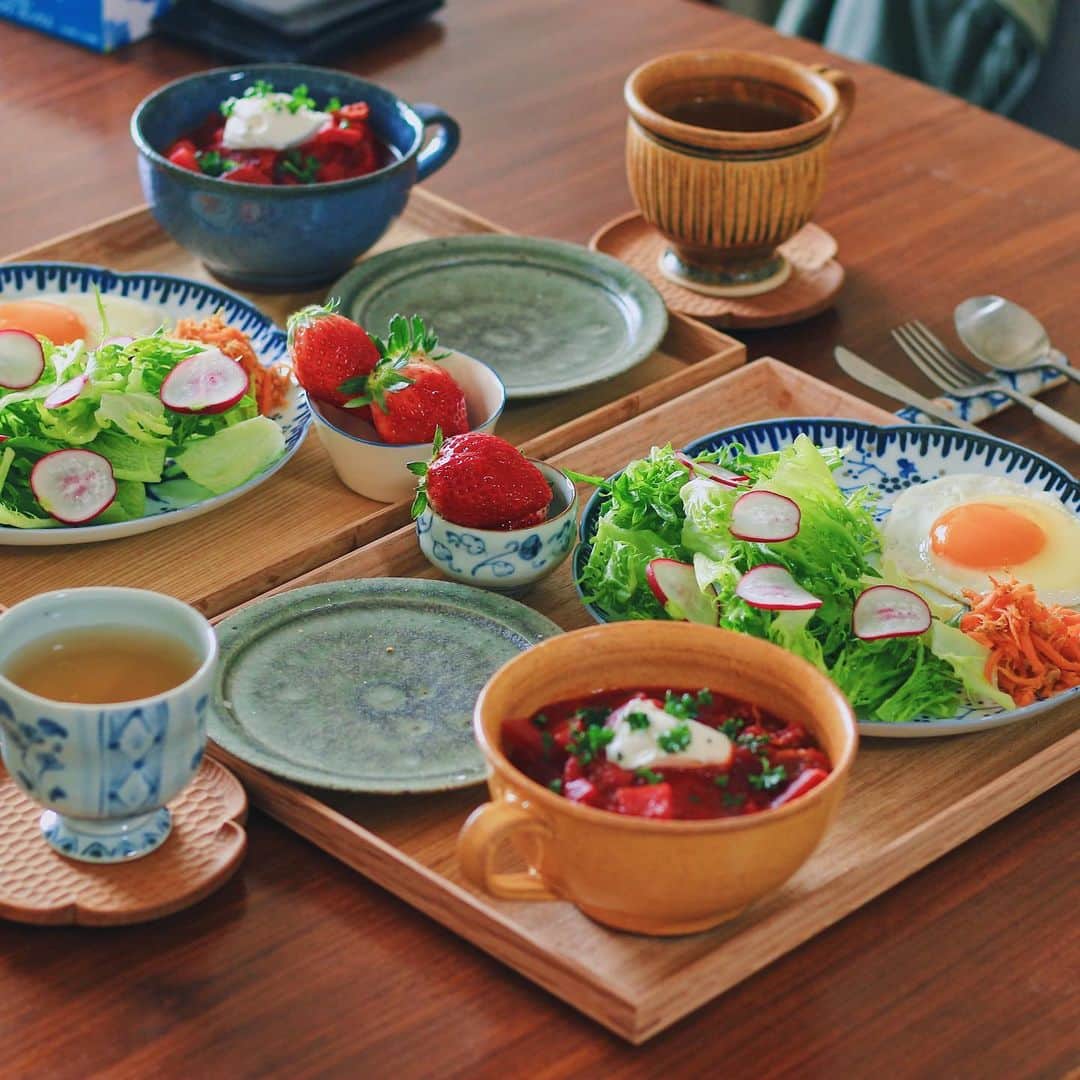 Kaori from Japanese Kitchenさんのインスタグラム写真 - (Kaori from Japanese KitchenInstagram)「用途の幅を超えて活躍してくれる器達。いちごの器はおちょこです。 ・ こんばんは。 こないだの朝ごはんの写真で失礼します。 ビーツの美味しい食べ方案を募集した時に ポテサラと同じくらい意見が多かったのがボルシチ。 ということで見よう見まねで初挑戦。 ブイヨンもコンソメも使わず簡単に作れました。 サワークリームを入れた瞬間から味が締まって感動… あと1個ビーツあるからリピートしよっと。 今日の薬膳走り書きはビーツ。 ・ ふと見た食卓の光景がいい感じだったので 色々と写真に収めちゃいました。 真俯瞰よりも臨場感あっていいな。 机に夫の財布が置いてあってすみません笑 器の感じとか伝われば嬉しいです☺️ ごちそうさまでした。 ・ 【おしながき】 @yorkys_brunch の食パン ボルシチ レタスとラディッシュのサラダ 目玉焼き #リアルオーガニック卵 ツナのにんじんしりしり とちおとめ ・ Hi from Tokyo! Here's breakfast:Toast, borscht, lettuce  and radish salad, sunny side up egg, stir-fried carrot and tuna, and strawberries. ・ ・ 2020.03.04 Wed ・ ・ #japanesemeal #japanesefood #breakfast #朝ごはん #おうちごはん #早餐 #아침밥 #薬膳 #うつわ #和食器 #自炊 #小澤基晴 #フーディーテーブル #佐藤もも子 #たなかふみえ #朝ごパン #クチポール #cutipol」3月4日 19時59分 - coco_kontasu