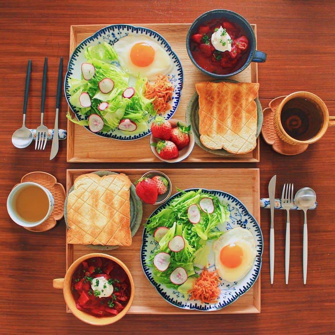 Kaori from Japanese Kitchenさんのインスタグラム写真 - (Kaori from Japanese KitchenInstagram)「用途の幅を超えて活躍してくれる器達。いちごの器はおちょこです。 ・ こんばんは。 こないだの朝ごはんの写真で失礼します。 ビーツの美味しい食べ方案を募集した時に ポテサラと同じくらい意見が多かったのがボルシチ。 ということで見よう見まねで初挑戦。 ブイヨンもコンソメも使わず簡単に作れました。 サワークリームを入れた瞬間から味が締まって感動… あと1個ビーツあるからリピートしよっと。 今日の薬膳走り書きはビーツ。 ・ ふと見た食卓の光景がいい感じだったので 色々と写真に収めちゃいました。 真俯瞰よりも臨場感あっていいな。 机に夫の財布が置いてあってすみません笑 器の感じとか伝われば嬉しいです☺️ ごちそうさまでした。 ・ 【おしながき】 @yorkys_brunch の食パン ボルシチ レタスとラディッシュのサラダ 目玉焼き #リアルオーガニック卵 ツナのにんじんしりしり とちおとめ ・ Hi from Tokyo! Here's breakfast:Toast, borscht, lettuce  and radish salad, sunny side up egg, stir-fried carrot and tuna, and strawberries. ・ ・ 2020.03.04 Wed ・ ・ #japanesemeal #japanesefood #breakfast #朝ごはん #おうちごはん #早餐 #아침밥 #薬膳 #うつわ #和食器 #自炊 #小澤基晴 #フーディーテーブル #佐藤もも子 #たなかふみえ #朝ごパン #クチポール #cutipol」3月4日 19時59分 - coco_kontasu