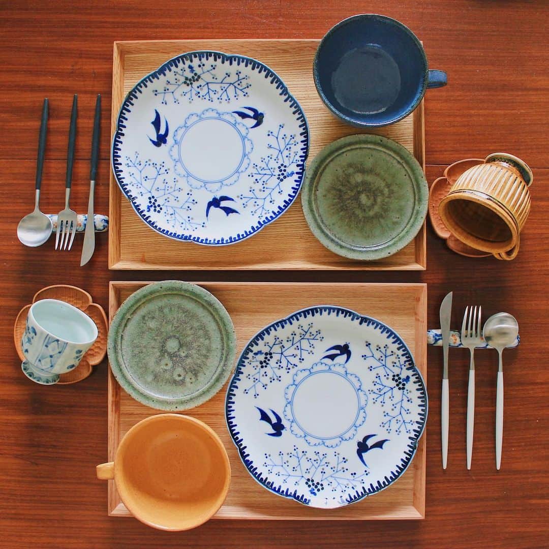 Kaori from Japanese Kitchenさんのインスタグラム写真 - (Kaori from Japanese KitchenInstagram)「用途の幅を超えて活躍してくれる器達。いちごの器はおちょこです。 ・ こんばんは。 こないだの朝ごはんの写真で失礼します。 ビーツの美味しい食べ方案を募集した時に ポテサラと同じくらい意見が多かったのがボルシチ。 ということで見よう見まねで初挑戦。 ブイヨンもコンソメも使わず簡単に作れました。 サワークリームを入れた瞬間から味が締まって感動… あと1個ビーツあるからリピートしよっと。 今日の薬膳走り書きはビーツ。 ・ ふと見た食卓の光景がいい感じだったので 色々と写真に収めちゃいました。 真俯瞰よりも臨場感あっていいな。 机に夫の財布が置いてあってすみません笑 器の感じとか伝われば嬉しいです☺️ ごちそうさまでした。 ・ 【おしながき】 @yorkys_brunch の食パン ボルシチ レタスとラディッシュのサラダ 目玉焼き #リアルオーガニック卵 ツナのにんじんしりしり とちおとめ ・ Hi from Tokyo! Here's breakfast:Toast, borscht, lettuce  and radish salad, sunny side up egg, stir-fried carrot and tuna, and strawberries. ・ ・ 2020.03.04 Wed ・ ・ #japanesemeal #japanesefood #breakfast #朝ごはん #おうちごはん #早餐 #아침밥 #薬膳 #うつわ #和食器 #自炊 #小澤基晴 #フーディーテーブル #佐藤もも子 #たなかふみえ #朝ごパン #クチポール #cutipol」3月4日 19時59分 - coco_kontasu
