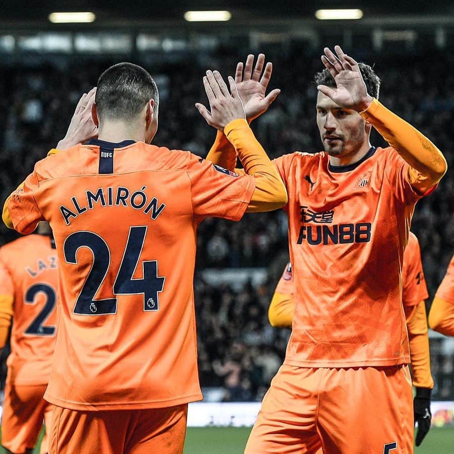 ファビアン・シェアのインスタグラム：「Into the 1/4 finals!!! Thanks for a massiv support🙏🙏... ⚫️⚪️ #nufc」
