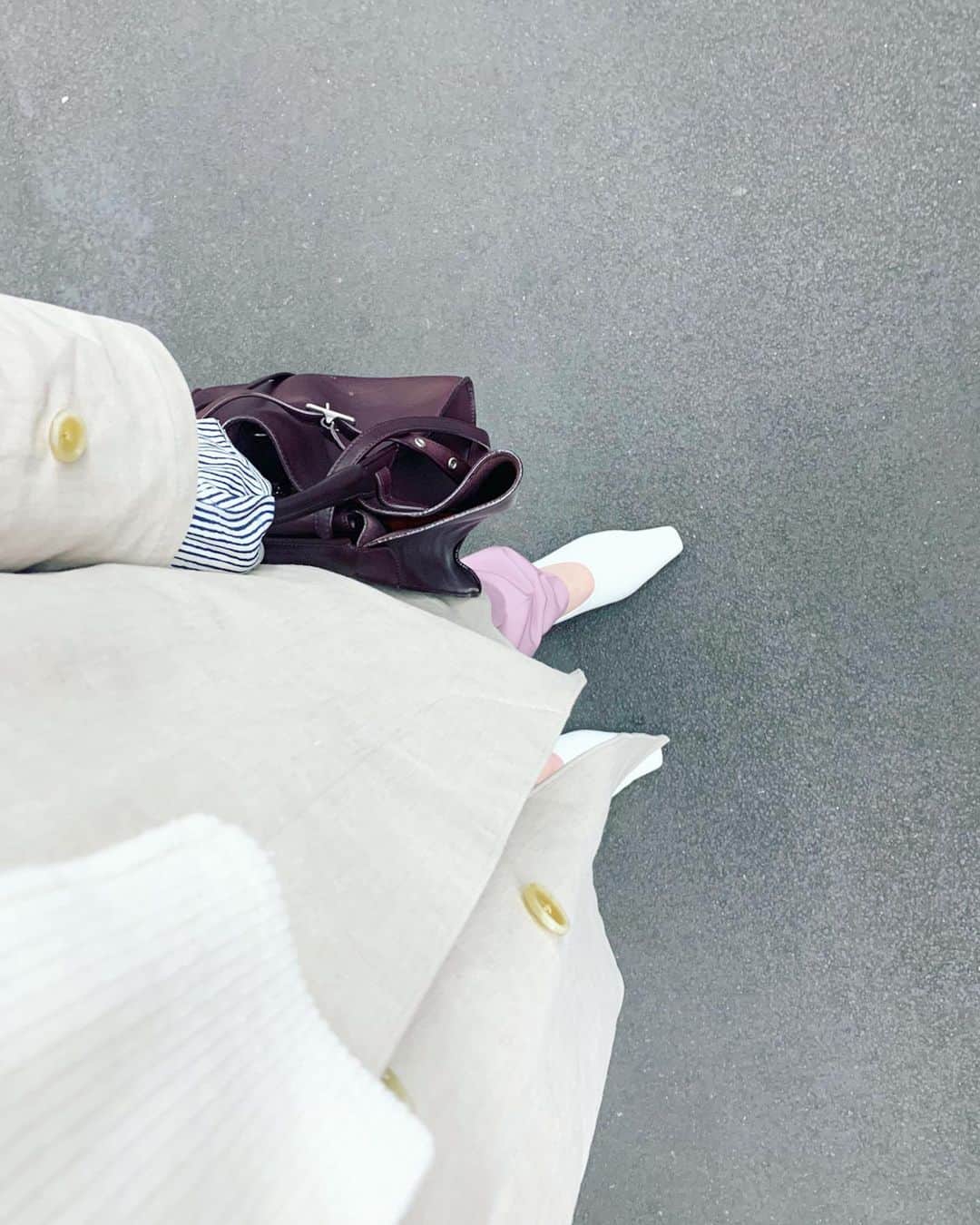 のインスタグラム：「色々と不安は尽きませんが、免疫力をあげて、笑って過ごしましょ!! まだまだ寒いですが、春カラーで  Outer,Knit: @aewen_matoph  Pants: @driesvannoten  Shirt: @mybananatime  Bag: @oldceline  Shoes: @byfar_official  #aewenmatoph #イウエンマトフ　#driesvannoten #mybananatime #oldceline #byfar」