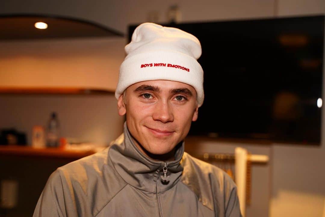 フェリックス・サンドマンのインスタグラム：「Vill bara säga att jag är så otroligt jävla tacksam för allt stöd jag fått för ”BOYS WITH EMOTIONS” och för alla ni som röstade sönder på mig i lördags. Vänner, familj, kollegor, bekanta, vänners vänner, fans, supporters, ALLA ni. Tack så jättemycket. Är så glad att ni älskar låten och numret, det betyder verkligen ALLT för mig. Har varit mycket highs and lows det senaste halvåret, otrolig glädje som sen slås ned av jobbig ångest som sen lyfts upp av glädje. En berg o dalbana är livet. Jag syftar inte på något speciellt egentligen med att nämna detta men ville ändå dela med mig om hur jag mår lite. Det är mycket och svårt att orka med allt. Och ibland är det lätt. Men vill därför bara säga, från botten av mitt hjärta, att all support jag har fått från alla ni människor betyder så så mycket för mig. För låten, numret, mitt artisteri, mig som person, allt. TACK <3 (kanske låter luddigt allt detta haha, jag är bättre på att prata än att skriva men hoppas ni förstår)」