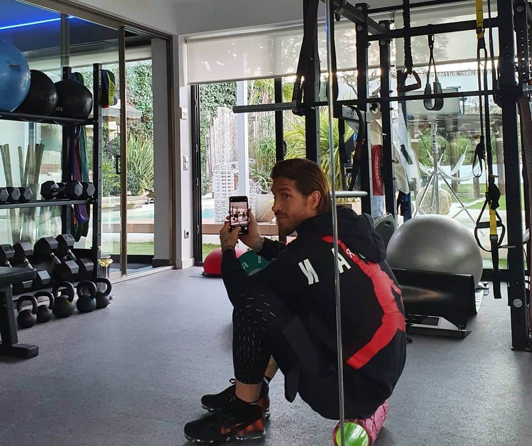 セルヒオ・ラモスさんのインスタグラム写真 - (セルヒオ・ラモスInstagram)「💪 Work out & Smile 💪」3月5日 6時05分 - sergioramos