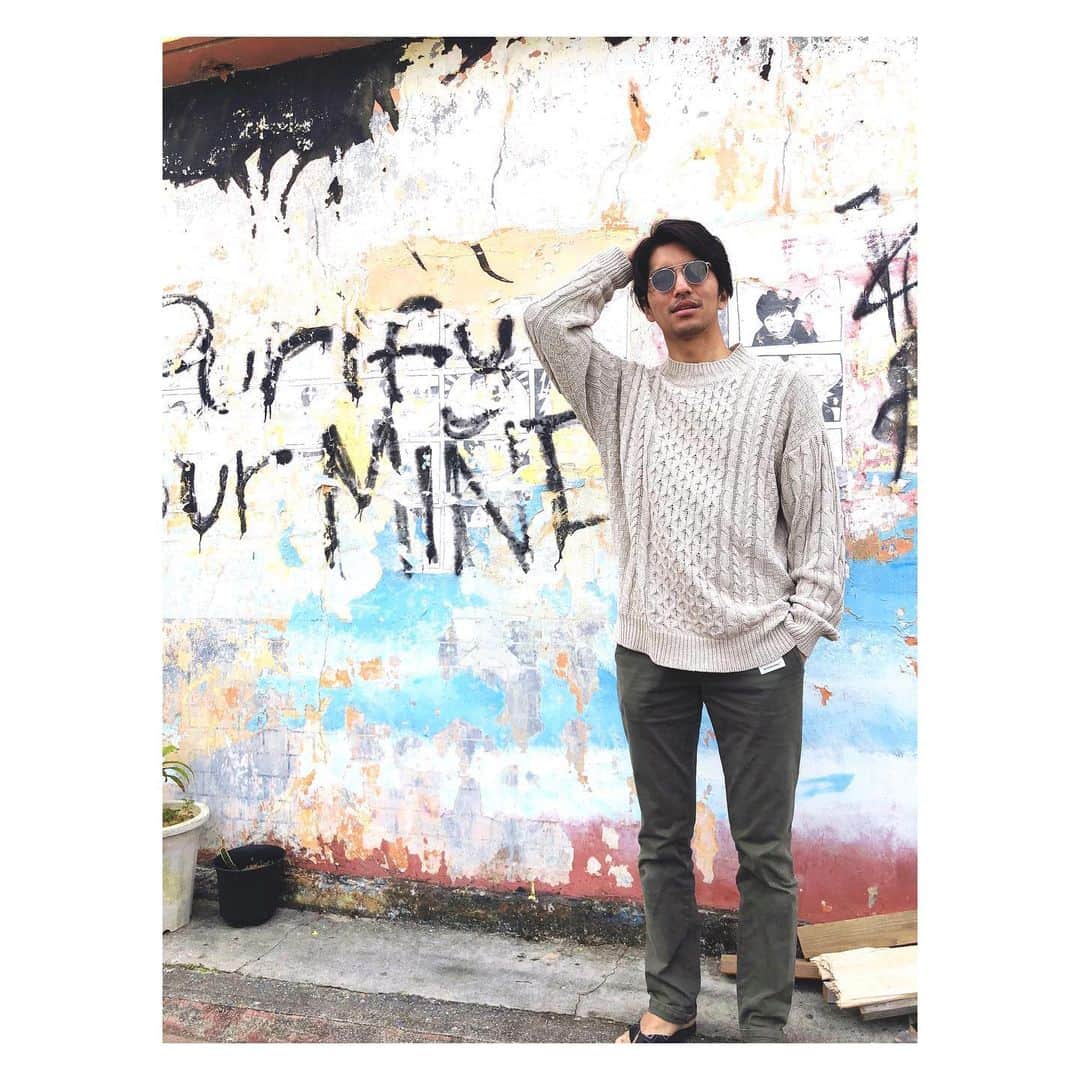 のインスタグラム：「Spring mood w @underson.underson ﻿ ﻿ ﻿ 日本で一番古い新素材として﻿ 和紙から産まれたブランド﻿ ﻿ ﻿ 肌着がメインですが、﻿ このユルっとしたニット﻿ 肌触りも雰囲気も👍﻿ ﻿ ﻿ 色々と大変な状況だからこそ、﻿ 季節を感じたりしながら﻿ 明るく健やかに過ごしたいねぇー😊﻿ ﻿ ﻿ Oldest new fabric in JAPAN﻿ ﻿ #undersonunderson #japanquality #washifabric #fashion #mensfashion #washiknit #ootd #model  #surfer ﻿ #アンダーソンアンダーソン #肌着ブランド #和紙から生まれた #日本で一番古い新素材 #サスティナブルファッション #春ニット #メンズカジュアルコーデ #大人カジュアル #春コーデ #モデル #サーファー #男性美容家 #カフェオーナー #サロンオーナー #ビーチツリー」
