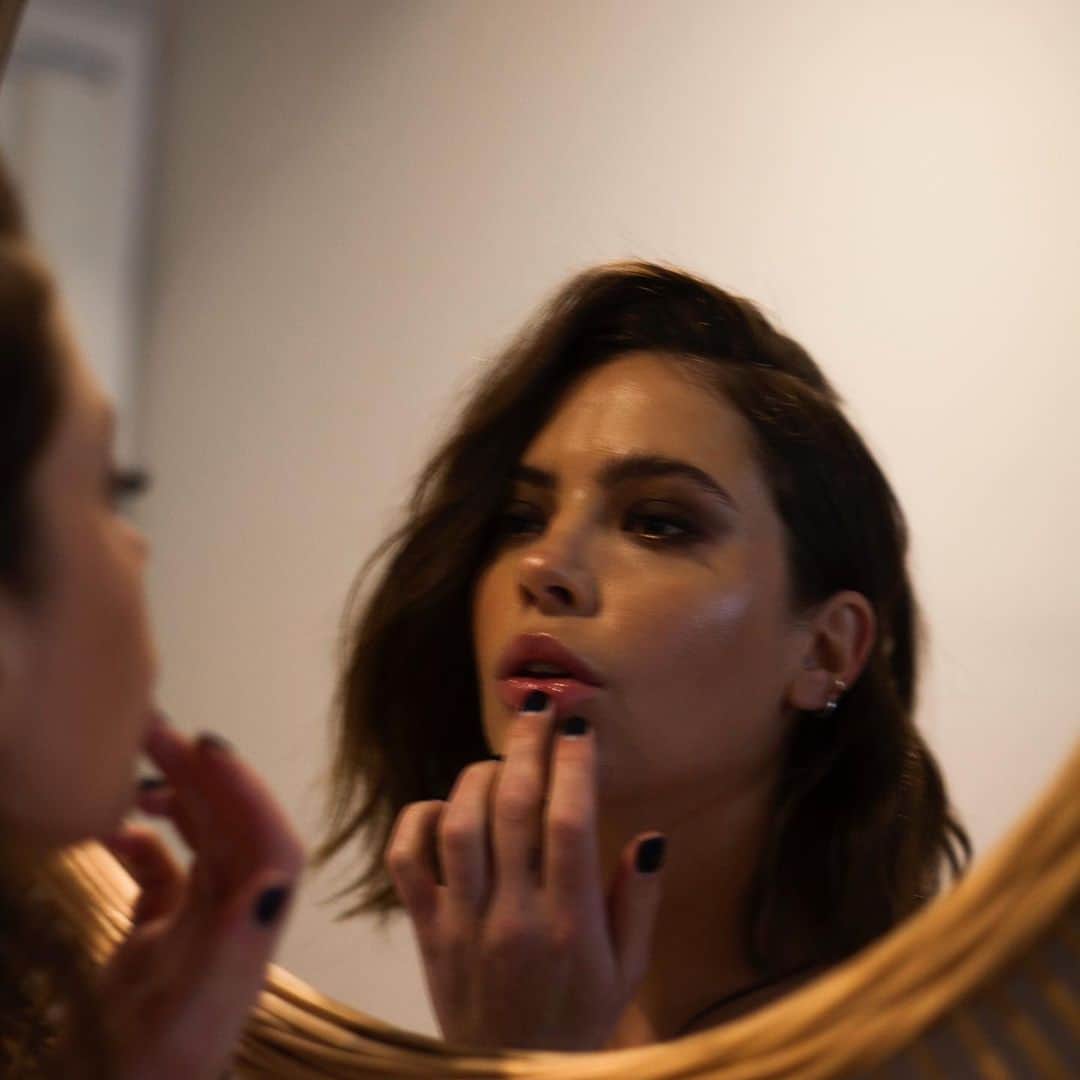 アシュレイ・ベンソンのインスタグラム：「Touch ups」