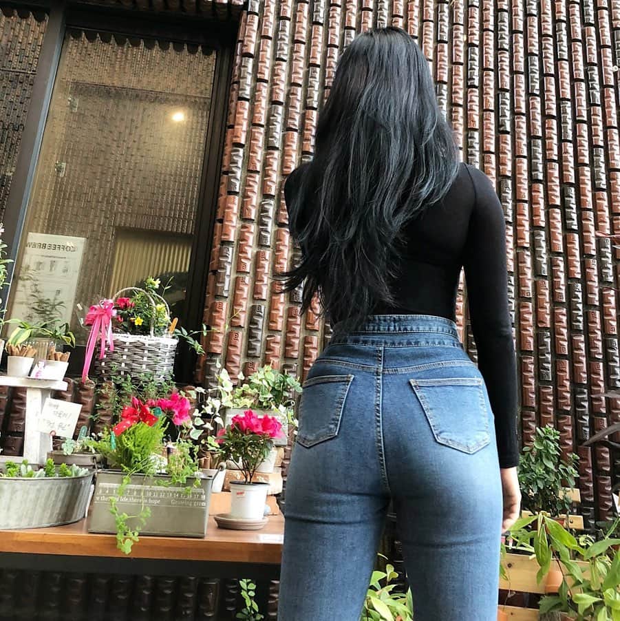 Areum Jungさんのインスタグラム写真 - (Areum JungInstagram)「청바지🙌🏼. . . New jeans 🙌🏼. . #립합 #LIPHOP #workout #운동」3月4日 22時03分 - areumjung