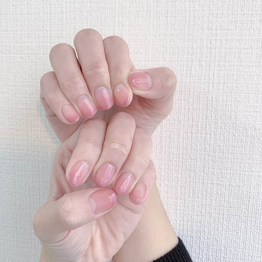 Yukaのインスタグラム：「またネイルしてもらった💅 今までネイルの質問結構多かったけど、友達は個人でやってるから、紹介したくでも場所がないから出来なかった😭 でもやっと最近、渋谷でネイルサロン開業したよー🥺🥺🎊 渋谷駅から徒歩6分で東急ハンズの隣にあるからめっちゃくちゃ便利！ 詳しい内容は @miiu_nail  で確認してね💕 - 最近オープンしたから、今キャンペーンやってるよー 三月末までに予約したら、ジェルオフ一回無料(¥1500) - ✨スペシャルフォロ割✨ 予約する時に私のインスタのこの投稿の画面をスクショして、見せたら会計の金額はさらに5%オフ🤗 - 今回の手はシンプルなグラデーションにしてもらって、薄いピンクで、これからのお花見にぴったり🌸 足の方はちょっと派手なピンクマーブルにしたよ 初めてのマーブルだけど仕上がりめっちゃ可愛くて気に入った🥺💕 - 好久沒幫指甲換新衣💅 之前很常收到私訊問在哪裡做指甲的 其實一直以來都是朋友幫我做的 但由於朋友沒有工作室，所以想介紹給大家也沒辦法 但在最近，終於開了自己的工作室，地點就位於涉谷！從車站走六分鐘左右，在tokyu hands的旁邊！ 詳細地點跟內容可以直接到 @miiu_nail 查看唷🤗 - 最近剛開幕活動，三月底前預約的話，就送一次價值¥1500的免費卸甲服務唷 - 另外還有隱藏版優惠✨ 預約時，出示這篇文章的截圖，到時候結帳金額可以再享95折優惠唷 - 這次做了比較簡單的漸層，選了蓮藕粉，顏色好春天好適合去賞櫻花🌸🥺 腳的部分嘗試了以前沒做過的渲染，成果意外的很喜歡，好滿意😍💕」