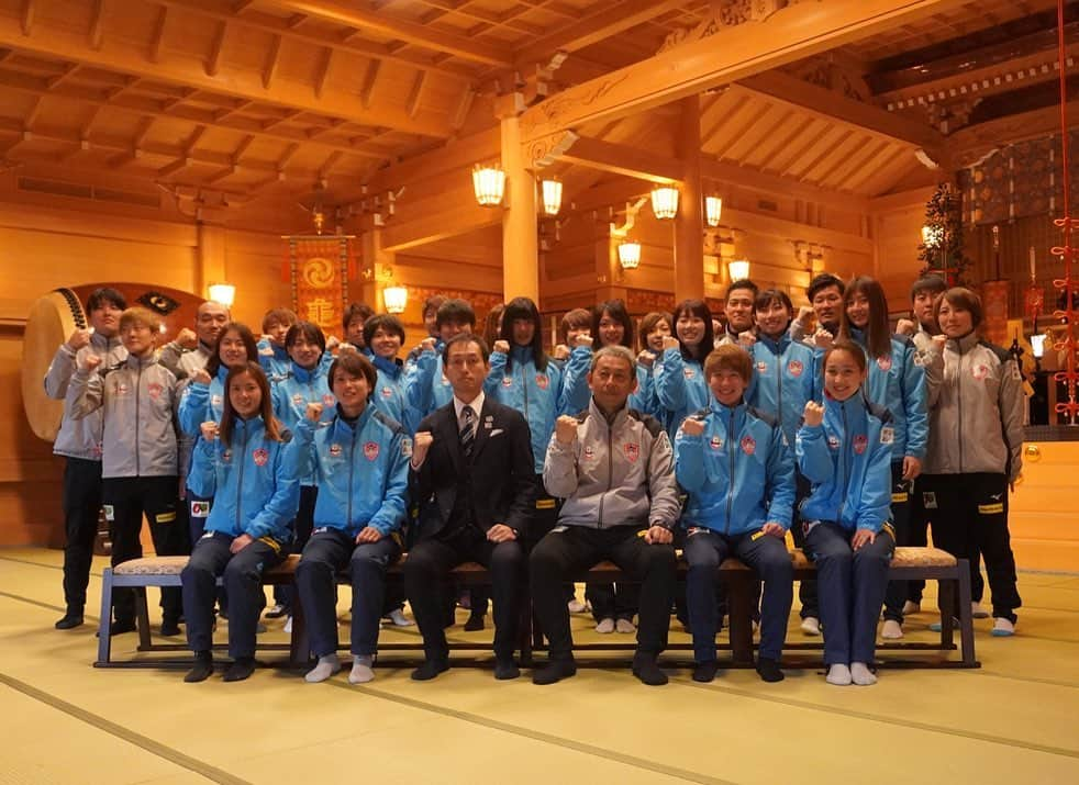 川島はるなさんのインスタグラム写真 - (川島はるなInstagram)「.. 亀ヶ池八幡宮にて 「安全・必勝祈願」を行いしました⛩ . . コロナウイルスの影響で悲しいニュースが飛び交う毎日ですが、一日も早く平穏な日々が戻ることを願っています。 . . また改めまして 2020シーズン、宜しくお願いします‼️ . #ノジマステラ #ノジマステラ神奈川相模原 #なでしこリーグ #亀ヶ池八幡宮」3月4日 22時10分 - haruna__kawashima