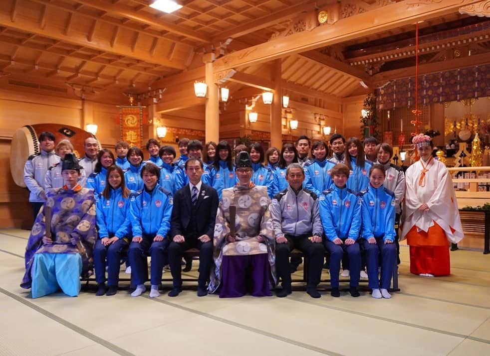 のインスタグラム：「.. 亀ヶ池八幡宮にて 「安全・必勝祈願」を行いしました⛩ . . コロナウイルスの影響で悲しいニュースが飛び交う毎日ですが、一日も早く平穏な日々が戻ることを願っています。 . . また改めまして 2020シーズン、宜しくお願いします‼️ . #ノジマステラ #ノジマステラ神奈川相模原 #なでしこリーグ #亀ヶ池八幡宮」
