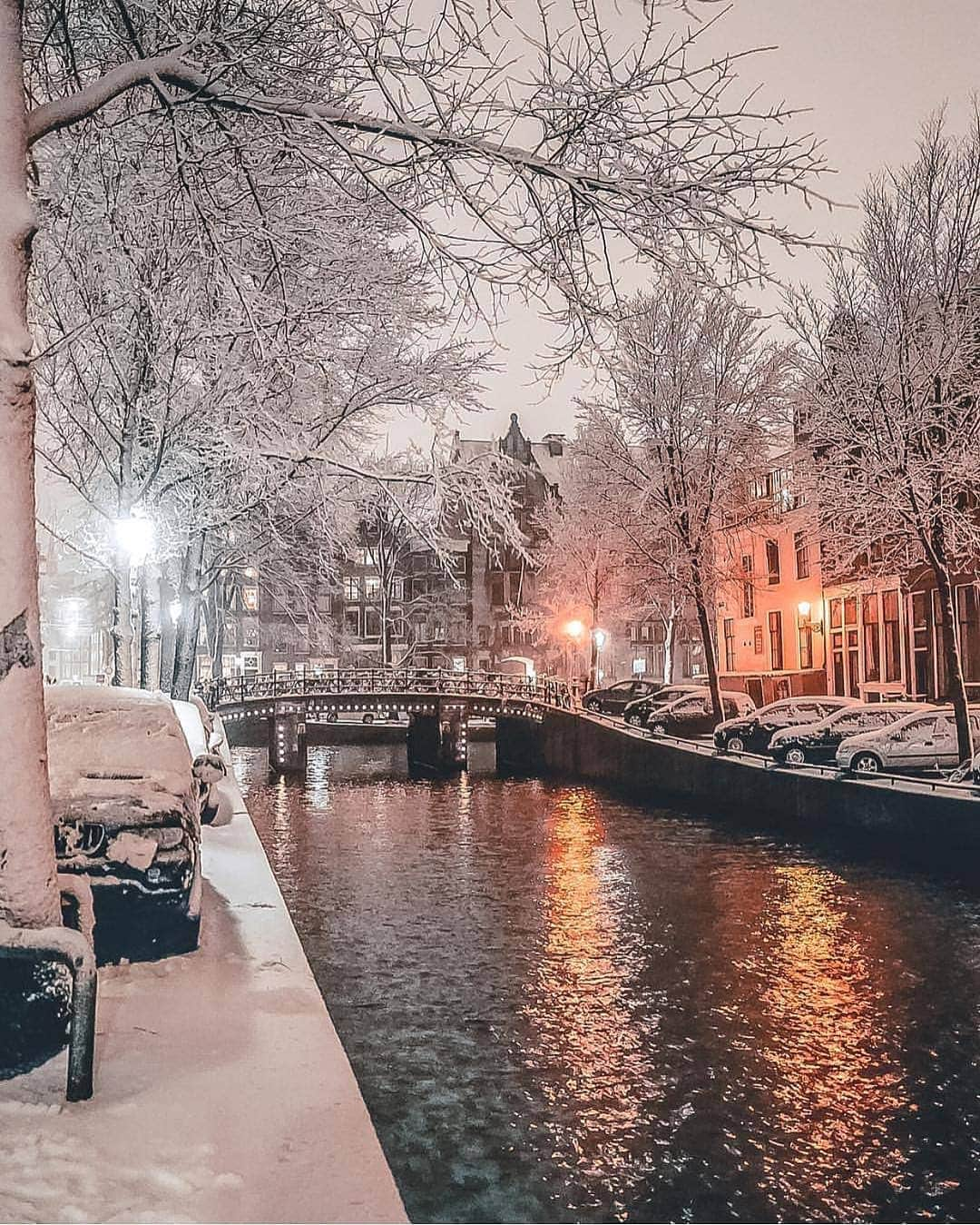 BEAUTIFUL DESTINATIONSさんのインスタグラム写真 - (BEAUTIFUL DESTINATIONSInstagram)「Quiet nights in Amsterdam ✨ Wish we were walking along these canals right now 😍 Have you been? Tag a friend who would love this place! (📸: @gabriel.guita 📍: Amsterdam)」3月4日 22時10分 - beautifuldestinations