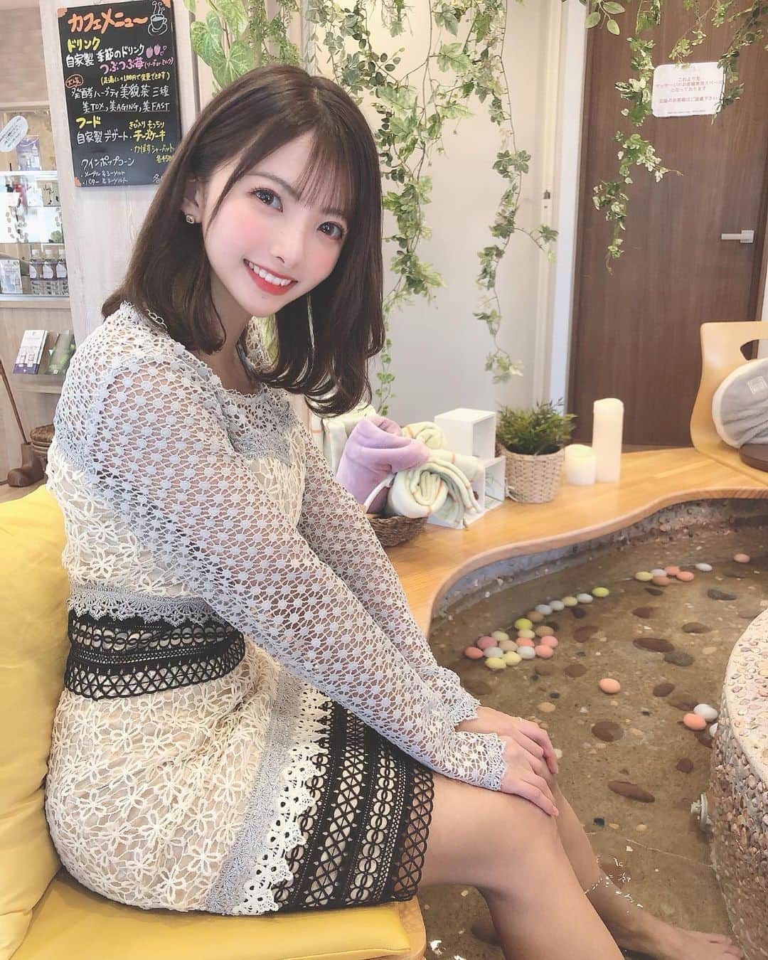 岡田栞奈のインスタグラム：「足湯カフェ🍵♨️ ・ ・ ・ みんなからDMが多かった場所っ オプションでマッサージも つけれたり、選べるドリンクも種類が 豊富で本当に癒されます🎵 絶対また行きたい場所🏠 #足湯カフェ #足湯 #ホグレスト #hogurest #仲御徒町 #カフェ」