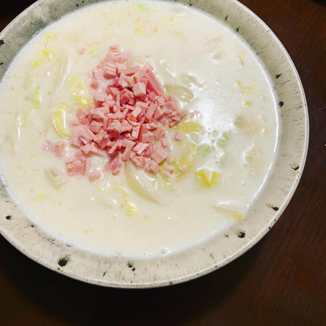 志摩有子さんのインスタグラム写真 - (志摩有子Instagram)「スープ代わりに白菜のクリーム煮。こちらは実家の母直伝の味。トロトロになった白菜の優しい甘さにホッとする。　 簡単な作り方を。みじん切りにした生姜をさっと炒め、鶏がらスープを注ぎ、白菜を投入して柔らかくなるまで煮たら、牛乳を加えて塩胡椒、隠し味に砂糖少々で味をつけ、水溶き片栗粉でトロミをつけて仕上げにごま油。今日は刻んだハムを散らした。 #白菜のクリーム煮 #家中華 #帆立缶を汁ごと使っても」3月4日 22時15分 - ariko418