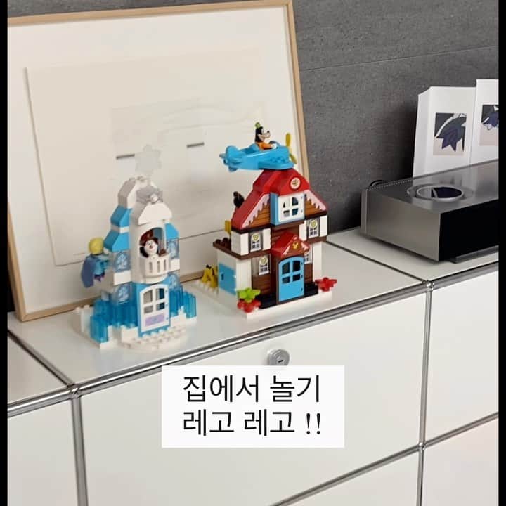 チャン・ユンジュのインスタグラム：「어렸을 때 레고 엄청 갖고 싶었었는데. 만들기를 좋아하는 리사 덕분에. 함께 레고 레고!!! 🥰❤️💋 #영상편집어때요?ㅋㅋㅋㅋ」