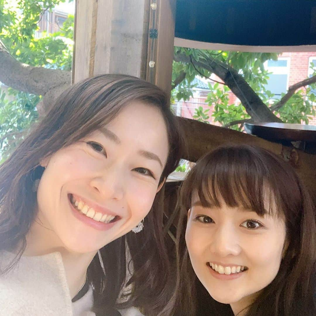 伊藤友季子さんのインスタグラム写真 - (伊藤友季子Instagram)「Sunny day lunch🍴 スタジオがお休みになってしまい、 生徒さんに会えなくて寂しすぎる今日この頃… みんな元気にしてるかなぁ。 ずっと家で作業しているのも、気持ちが滅入ってしまうので、普段ゆっくり会えない人と過ごす時間を作っています🌱 . 自然を感じたいよね！ということで前から気になっていたツリーハウスのあるカフェLes Grand Arbesさんへ🌳 1階はお花屋さんで、お店中がお花の香り🌷 お野菜をもりもり食べて、緑とお花に癒されて、 楽しい会話でたくさん笑って♪ 真剣に撮っているところを隠し撮りされてました、笑 . 身体の健康はもちろん守らなければなりませんが、 こういう状況が続くと心の健康が保てなくなりそうで… 小さな楽しみを見つけて乗り切りたいですね。」3月4日 22時23分 - yukiko_xx