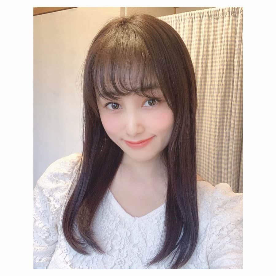 野村日香理さんのインスタグラム写真 - (野村日香理Instagram)「大人気の♡ ヘアアイロンブランドSALONIAさんからヘアアイロン専用のスタイリング剤が登場したよ💕 ミルクタイプをプレゼントでいただいたので試してみました🥛 毛先を中心になじませる→アイロンのワンステップでさらさらにまとまってくれたよ♪ 一本でダメージ補修・スタイルキープ・質感メイクの3 つが叶うのでずぼらな私にぴったりでした( ॑˘ ॑ ) ⁾⁾ . 毎朝使うのが楽しみになりそうだなぁ♡  今日も一日お疲れさまでした✨ 明日も頑張ろうね( ⁎ᵕᴗᵕ⁎ )  #こんばんは#ルーティン#おやすみなさい#早送り#動画#スタイリングミルク#簡単ヘアアレンジ#寝癖#ストレートアイロン#SALONIA#PR#morning#instagram @salonia_official」3月4日 22時28分 - nomura.hikari