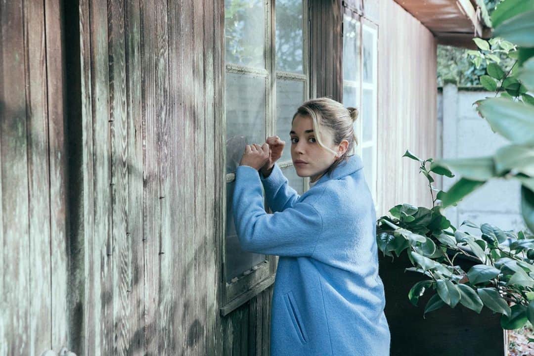 アリス・アイザズのインスタグラム：「Pssst 👀」