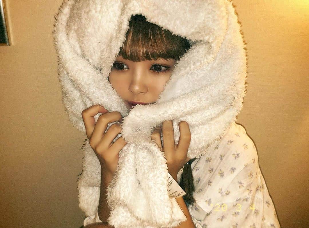 高橋有紀のインスタグラム：「最近ますます可愛いにこちゃん🤭1枚目はにこちゃんのリップ　@cimer_official_  2枚目のカーディガンは　@nicoron_official  #今日のにこるん」