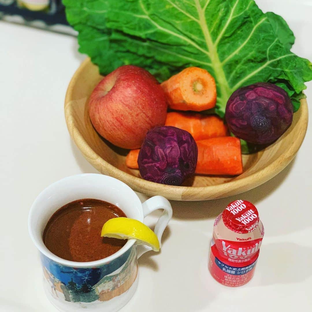 のインスタグラム：「野菜ジュースとヤクルト1000で体調管理しています🍎🥬 ジュースに入れる野菜は、だいたいが、ケール、ビーツ、人参、セロリ。そしてりんごとパイナップルで味を整えます😋  チャンスがあるときは毎日飲むようにしています💪 野菜&ヤクルトパワーで今年もやりきっていきます🏃‍♂️ 身体にいいので、みなさんも是非お試しを👦🏻 #ライアン小川#ヤクルトスワローズ#健康 #野菜ジュース#ヤクルト1000」