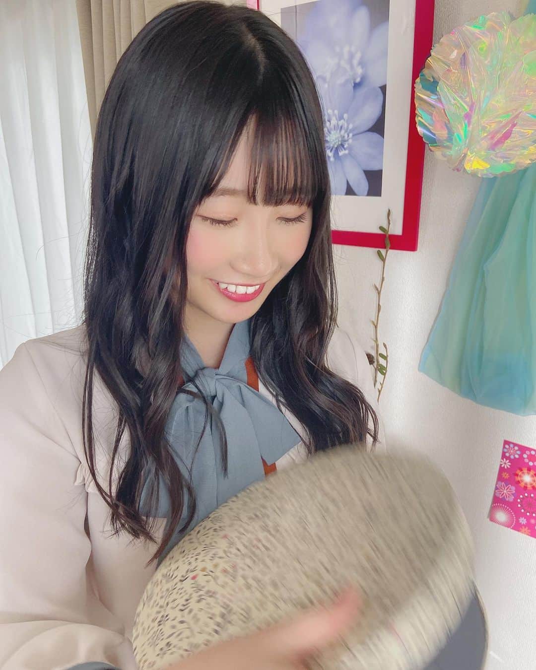 松本愛花のインスタグラム：「🌸 私服衣装では大人っぽい雰囲気に 髪型も巻き下ろしにしてみました💄 ちなみに、この箱の中身 何が入ってたでしょーか？（笑） ウキウキワクワクしながら開けたんやけど…、、、。 #忘れ桜 #桜ソング #桜 #春 #spring #私服 #衣装 #ヘアアレンジ  #巻き下ろし #メイクアップ」