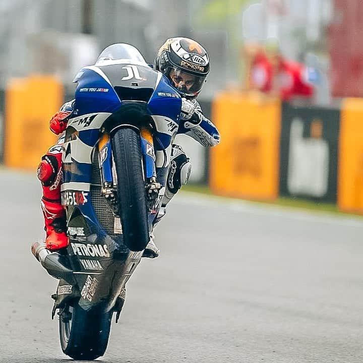 ホルヘ・ロレンソさんのインスタグラム写真 - (ホルヘ・ロレンソInstagram)「Happy #wheeliewednesday !! 🚀 Jerez 2011, my first win in motogp under rain conditions. 🌧 . . #motogp #wheelie #yamaha #jerez #2011」3月4日 22時50分 - jorgelorenzo99