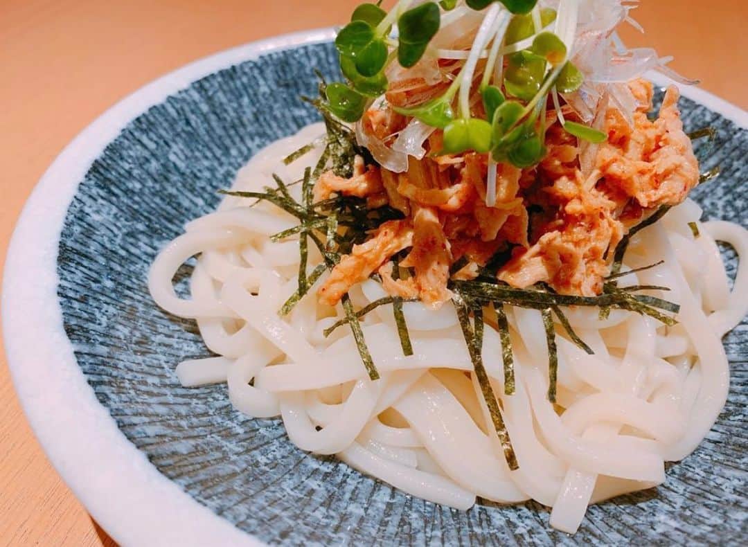のインスタグラム：「こんばんは。 コロナのせいで静まり返っている私です。 見に行くはずだった舞台も次々と中止になっていて楽しみが0です。 悲しい😢😢😢😢😢 ほんと！！！！ばか！！！！ なんで今なの！！！！！！！！ って感じで悲しみにあけくれておりますが毎日元気に営業しております😢😢😢😢 弁慶新大宮はお仕事終わりに 1杯ひっかけるだけでも大歓迎です!!!!!!!!!!! お近くにお立ち寄りの際には是非ご来店下さい😢😢😢 1杯サービスしちゃうよ😢😢😢😢 #弁慶#弁慶新大宮#駅近#徒歩1分#奈良 #泳ぎイカ#居酒屋#地酒#焼酎 #日本酒#奈良グルメ#nara#instgood#instalike #instafood #instapic #🍻#🦑#🍶#🐟 #🐓 #yummy #いいね返し #f4f #instagram #コロナに負けるな #コロナウイルス #撲滅 #instaloves #元気に営業中」