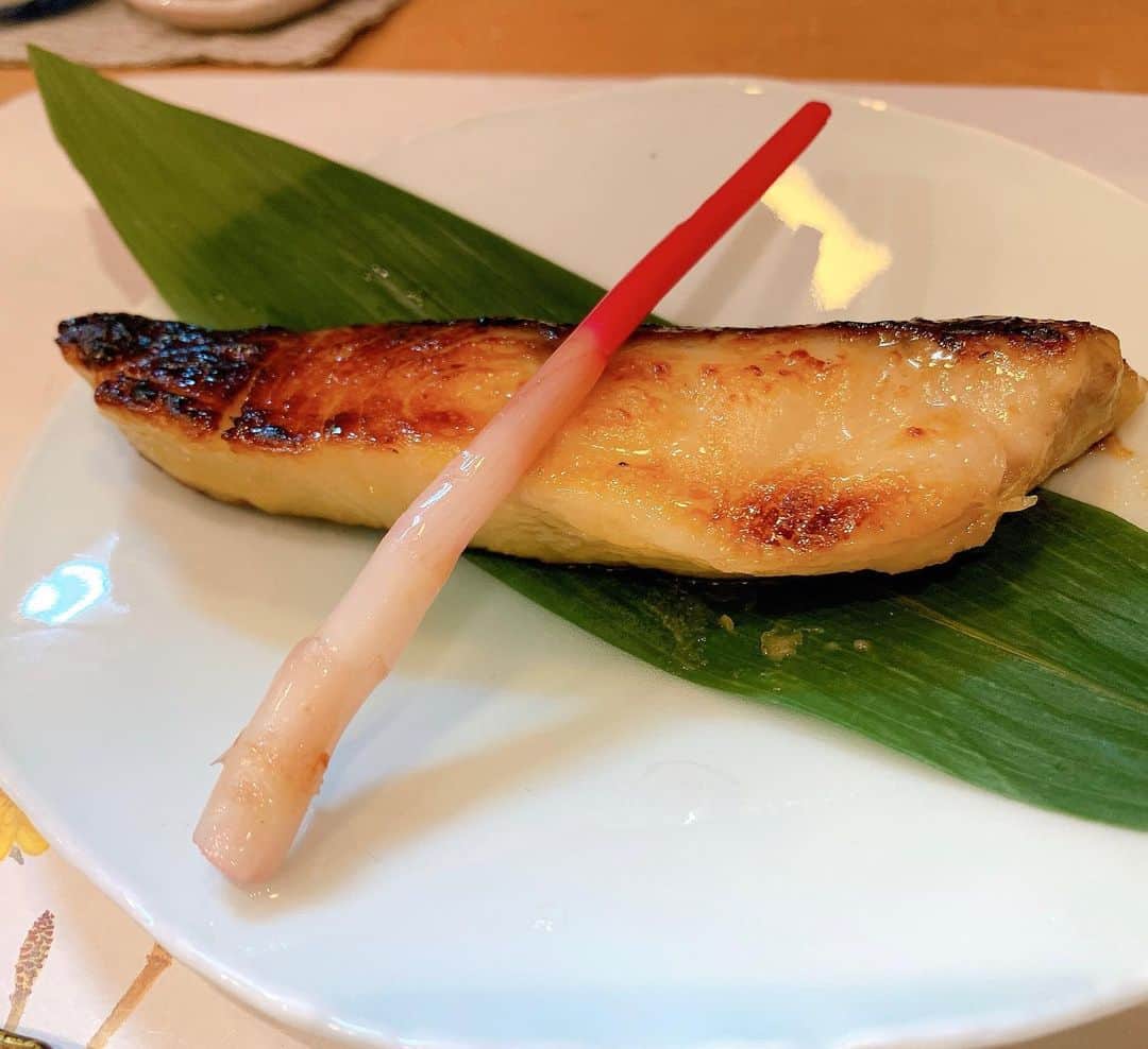 瑞羽奏都（水谷美月）さんのインスタグラム写真 - (瑞羽奏都（水谷美月）Instagram)「東京の母の味を求めて、久しぶりに宝塚時代からお世話になってるトットさんの所へ🥢﻿ 栄養補給をして来ました✨﻿ 満たされました😊﻿ 今日もラストは安定の銀鱈→すき焼き→卵とじ+しじみのお味噌汁🍚﻿ ﻿ 最近家だと鍋ばっかりなんて話していたら、帰りにお弁当を作ってくれました🍱﻿ これで、明日も美味しいご飯にありつける🎶感謝🙏 ﻿ ﻿ 【おまけ】毎回ここ来るとある事情により動画を撮るのですが…(笑)その一部を😅﻿ ﻿ #浜ゆう #トット さん#東京 #母の味 ﻿ #ごちそうさまでした ﻿ #銀鱈の西京焼き #すき焼き #しじみの味噌汁﻿」3月4日 22時57分 - mizuki.m_mizuha