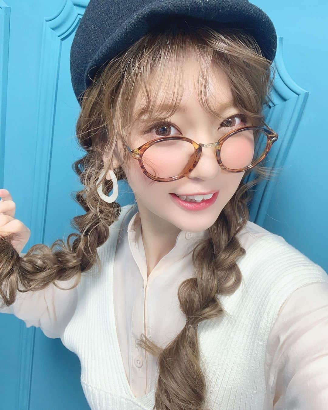 いっちゃん/嶋津 いつみのインスタグラム：「. . ストーリー見て、 むーたん大丈夫ですか?!って DMくれた皆さん…ありがとう😭🙏🏻💕 . . . . 中には どこのメーカーのやつですか？ 探して見つけたら送ります!! まで言って下さってる方もいてて…😢 . . . 大変なのはきっと私だけじゃなくて ご自身も大変な思いしてはると思うのに SNSで繋がってるだけの私のことや 私の愛犬の心配までしてくれる みんなの優しさに感動…😫💓 . . . . 本当にありがとうございます🙇‍♀️!! . . . 今のところ、ウチの子は 実家に置いてあったペットシートが まだ残ってたのでケチりながら使います🤢💦 . . . こんなことなら お外でおトイレ出来るようにしつけておけばよかった。と後悔👉🏻👈🏻 . . . . パピーの頃からペットシートで おトイレするようにしつけてしまったので お外で出来ない子なんです💦 . . 1度、ペットホテルに預けた時に いつも使ってるのと違うメーカーの ペットシートだったので 丸2日間、1回もおトイレしてくれないことがあって… . . 今回もそれを心配してます。 . . . . . . みんなで助け合って このパニックを乗り切りましょう!!💪🏻🌈💨 . . . . . . . 写真は昨日の撮影帰りに ふーじーが私服に合うようにお下げにしてくれたやつ❤️ . . . #関西  #関西サロモ  #サロンモデル #サロモ #いっちゃん  #フリーモデル #関西モデル  #あざといっちゃん #かわいっちゃん #いっちゃんコーデ #ブライダルモデル #アレンジモデル #ヘアカラー  #ヘアアレンジ  #ロングヘア #スーパーロング」