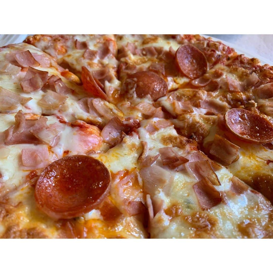 白井璃緒さんのインスタグラム写真 - (白井璃緒Instagram)「pepperoni pizza🍕 pepperoniはサラミという意味です😋❤️」3月4日 23時19分 - rio_shirai