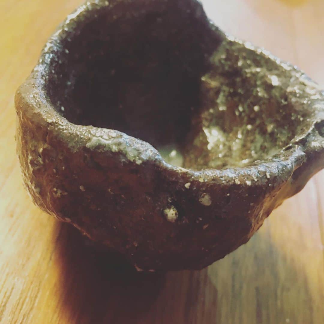 宮田麺児のインスタグラム：「酒器できた。  稲育てた田んぼの土で造った酒器 米は日本酒に この酒器に日本酒　注いで呑んだら 完成  #田んぼ#丹波#焼き物#日本酒#酒器」