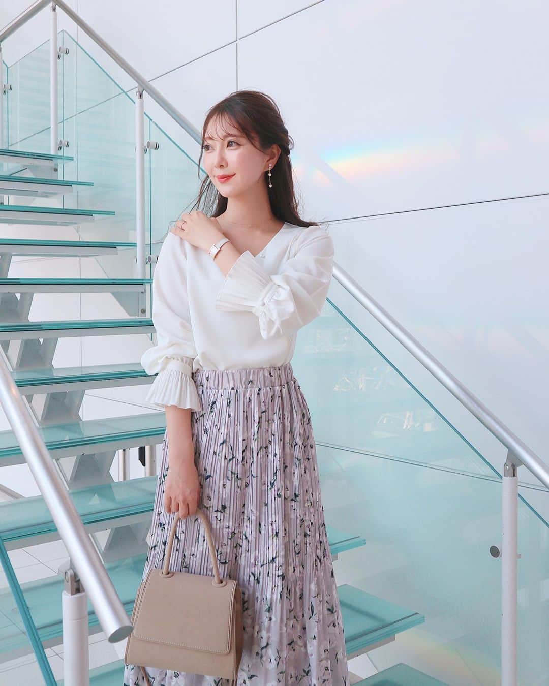 中田絵里奈さんのインスタグラム写真 - (中田絵里奈Instagram)「. 後ろに🌈♡ . 新しくブラウスをおろしました🕊 襟もとのパールチェーンと プリーツ袖が繊細でとても綺麗なブラウス🐚✨ . オンオフ使いやすくて3色全部よく着ています☺︎ . . #お仕事コーデ #vaniller」3月4日 23時31分 - erinanakata
