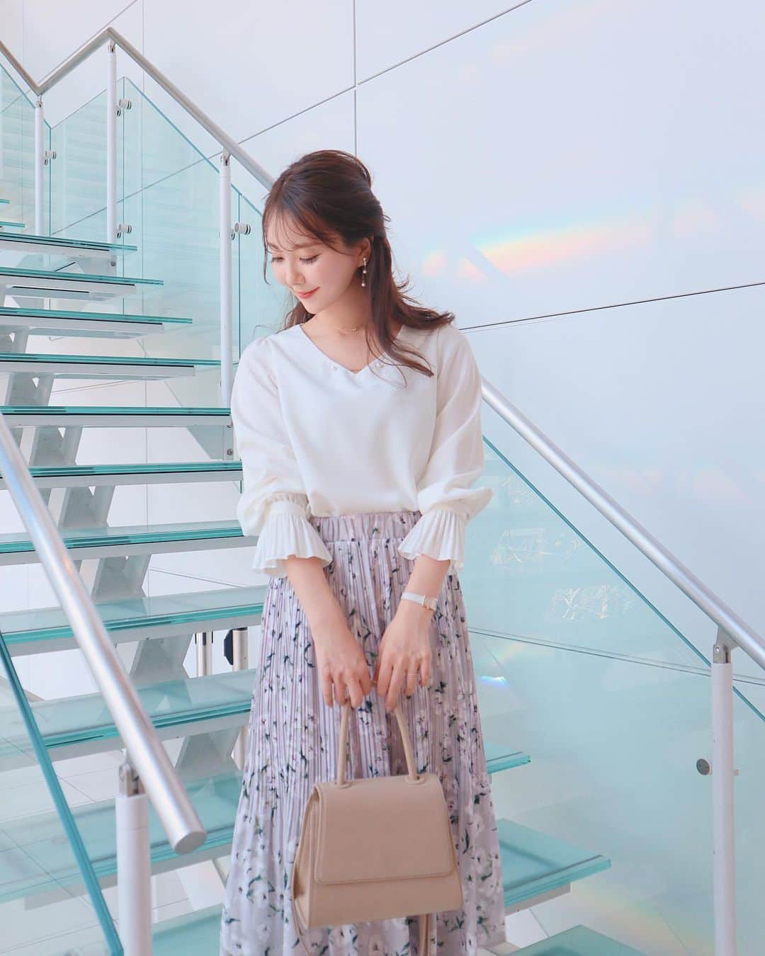 中田絵里奈さんのインスタグラム写真 - (中田絵里奈Instagram)「. 後ろに🌈♡ . 新しくブラウスをおろしました🕊 襟もとのパールチェーンと プリーツ袖が繊細でとても綺麗なブラウス🐚✨ . オンオフ使いやすくて3色全部よく着ています☺︎ . . #お仕事コーデ #vaniller」3月4日 23時31分 - erinanakata